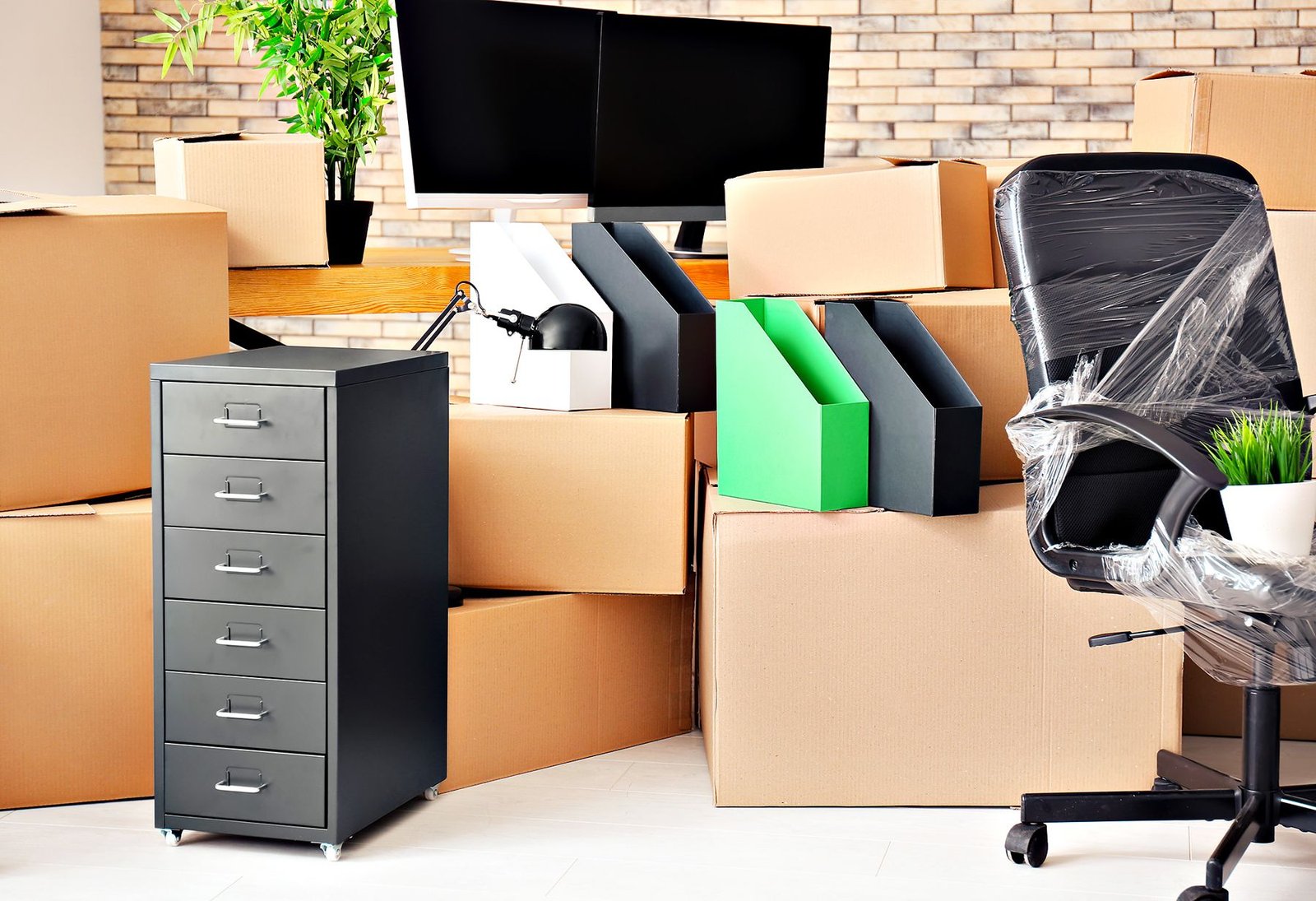 Moving boxes in an empty room, a rental between tenants